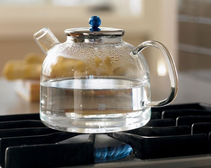 Можно ли повторно кипятить воду в чайнике?