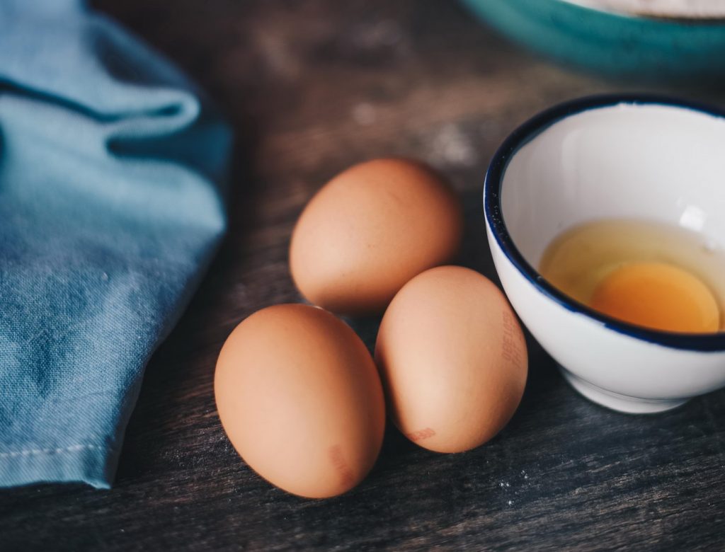 Что скрепляет, белок или желток яйца?
