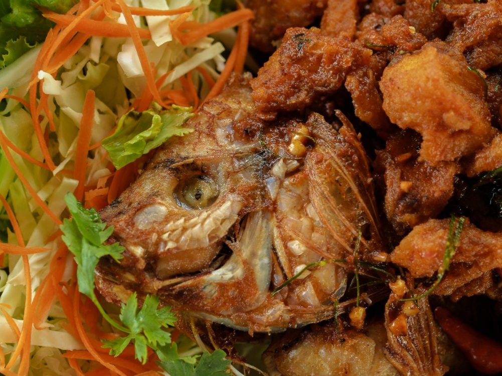Почему рыба разваливается. Рыба Тайланда для еды. Жареная рыба в Тайланде. Рыбный Гурман. Рыба разваливается при жарке.